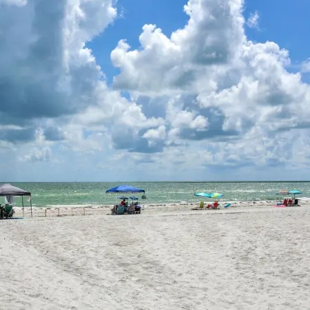Luxury Beachfront Corner Condo 3 BR 2 BA with a Pool - It’s 5 o’clock somewhere!