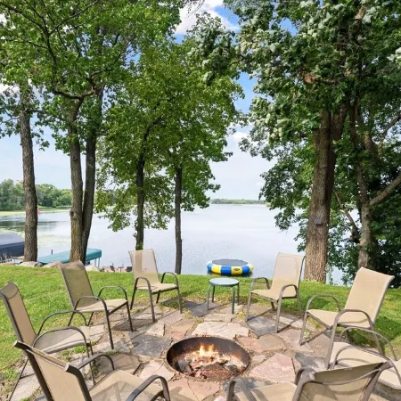 Beautiful 5 Bdrm Lakefront Log Cabin - under 1hr from Mpls!