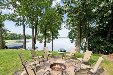 Beautiful 5 Bdrm Lakefront Log Cabin - under 1hr from Mpls!