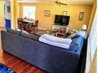 Cozy ranch, minutes from both historic downtown Savannah and Tybee Beaches.
