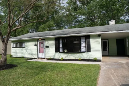 Pet Friendly 3 bedroom 1 king,1 Queen,1 Full Bed Home