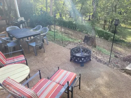 Riverside Getaway - Enjoy Quiet Life Right on the Duck River