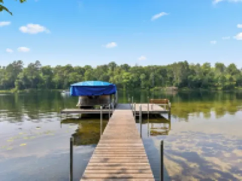Beautiful 5-bedroom house in Enchanting Crosslake -Pontoon Incl with 7 day stay! Hotels in Crosslake
