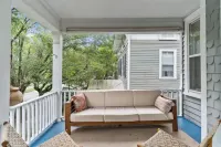 Beautiful Balcony one bedroom  steps to downtown River Walk !