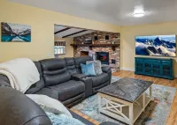 Newly Remodeled, Sleeps 12, Quiet neighborhood near it ALL, Pet Friendly