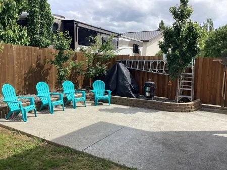 Newer comfy Renton house with gym and theater