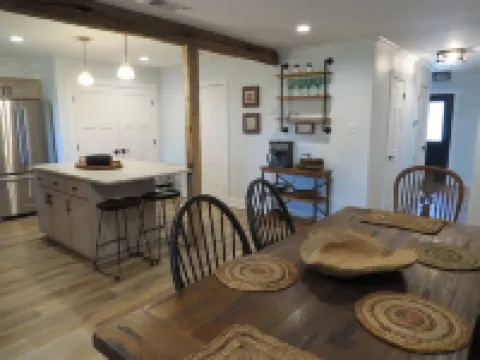 Newly remodeled townhouse with easy access to quaint, downtown Salado. Hoteles en Salado