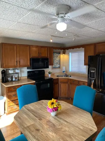 Cozy Urban Bungalow Pet Friendly! Near Pit Airport, Pgh Stadiums & Museums!