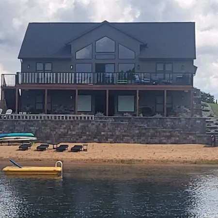 Beach house near Castle Rock Lake. Отели в г. Джермантаун