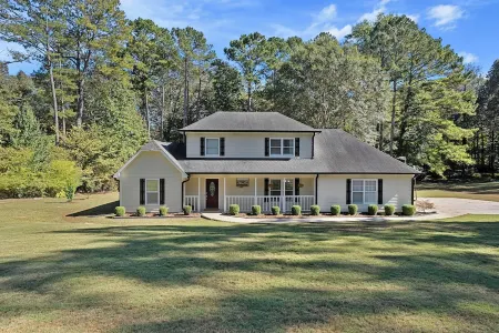 Spacious 4-bedroom house in charming Fayetteville with WiFi, AC