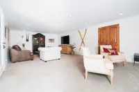 Honeycut Hideaway (king bed, fireplace & Hot tub