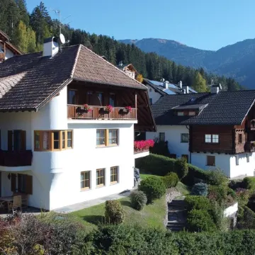 Beautiful attic apartment - Free WIFI Отели рядом с достопримечательностью «Канатка на Seceda»