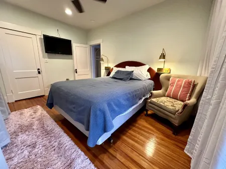 2BR Montrose bungalow, 3.5 miles to Medical Center