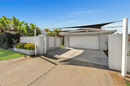 Stunning Waterfront Home with Heated Pool Отели рядом с достопримечательностью «Библиотека Бродбич»