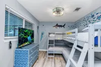 Sleeps 18, Heated Pool, Game Room, 10 Mins to Beach