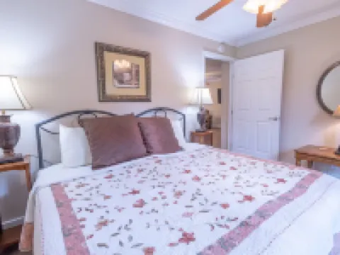 Ada-Friendly Estate Cottage • 2 King Beds • Quiet Retreat Hotels in Mars Hill