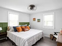 Indy Speedway Retreat: King Beds & Near Downtown Hotels in Speedway