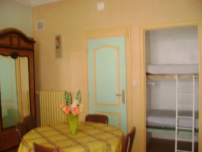 Studio apartment very well located in LA BOURBOULE Hôtels à proximité de : La roche des Fées