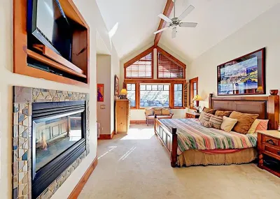 Spacious Secluded Luxury Home 5 minutes from Vail Mountain 아리아 클럽 & 스파 주변 호텔