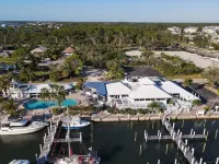 Manatee Harbor: Marina, Heated Pool-Spa, Island Ferry with Private Beach Access! Hotels in Placida