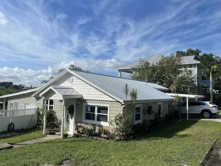 Palms Paradise. Heated Pool. Waterfront. Near Space Coast Beaches.