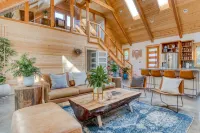 Boutique Cabin. Beautiful. Luxurious. Hot Tub. Path to Beach.