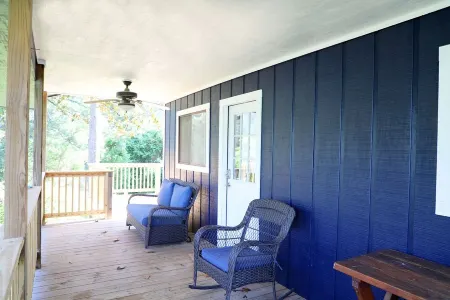 Lakeside cottage, water access + pet friendly