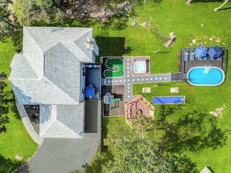 Pocono Dream House! Heated Pool, Fire Pit, Bowling, Mini Golf!