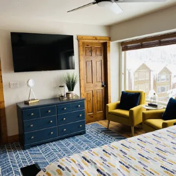 Updated Schweitzer condo with beautiful mountain and valley views!