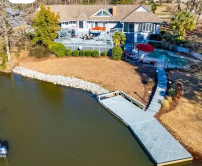 Beautiful Lakehouse W/ stunning sunsets private dock, pool, pool table sleeps 12