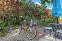 Modern Condo  Walk to Restaurants & Shops, Bike to Beach, Beach Chairs & Bikes