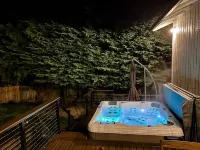 Beautifully renovated hot-tub, large fenced backyard, pet friendly