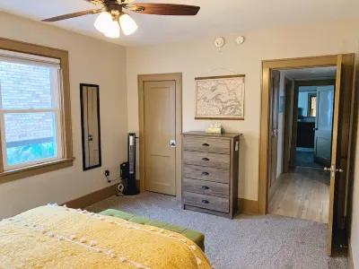 2-Bedroom Luxury Loft in the Heart of Downtown Munising Munising Rear Range Lighthouse附近的飯店