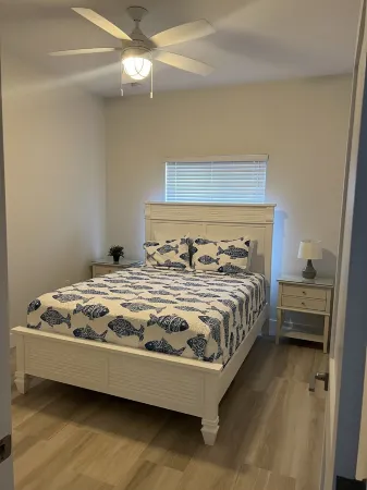 Brand New '23 Canal Home - 3BR/3BA, Sleeps 8, with Pool, 50' Dock, & Cabana Club Отели рядом с достопримечательностью «Sombrero Reef»