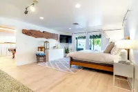 Lakefront, beach, hot tub, putt course, paddleboards, boat ramp, deck, fireplace Hotels near Daroga State Park