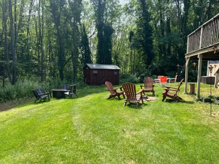 Great East Side Home - 5 mins from track and town Отели рядом с достопримечательностью «Saratoga Springs»