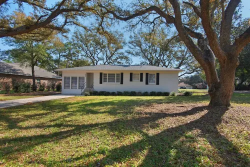 Great Location in Gulf Breeze.