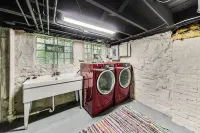 4-bedroom townhome in Frank Lloyd Wright District-FREE PARKING, Patio, Yard