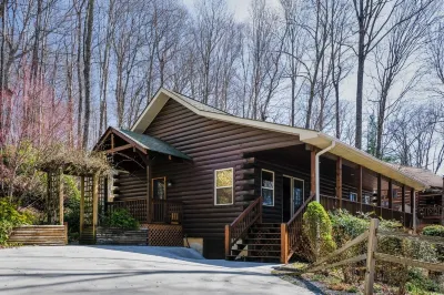 Cozy log cabin near the Smoky Mountains