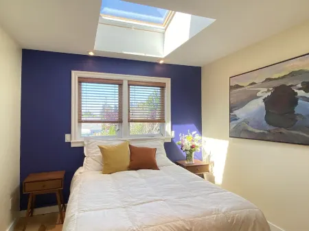 Charming, light-filled SE Eugene 2-story house Отели рядом с достопримечательностью «Парк Хендрикс»