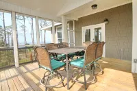 Bayfront, Pool, Pier, 2 Hot Tubs!, Sandy Beach, Private, steps from beachfront