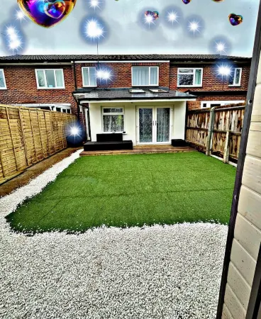 Charming 4-Bed Home, Priv Entrance, Garden, Modern Kitchen, Spacious Living Area