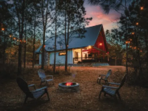 Romantic Couples Cabin minutes from Casino Excitement & Lakeside Serenity Hotels in Broken Bow
