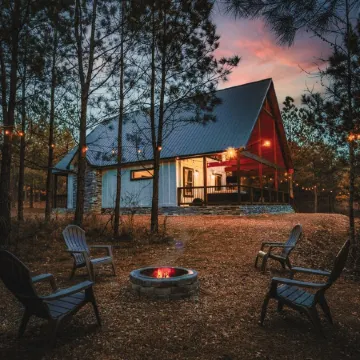 Romantic Couples Cabin minutes from Casino Excitement & Lakeside Serenity