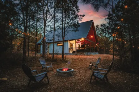 Romantic Couples Cabin minutes from Casino Excitement & Lakeside Serenity Отели в г. Брокен Боу