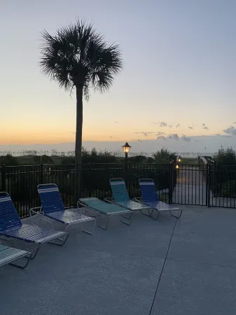 NEW! Vacation Rental Beachfront Condo Fully Renovated 2BR 2BA - Pool Access Отели рядом с достопримечательностью «Frankie's Fancy's»