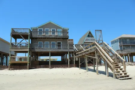 Stunning Beachfront Vacation home. Walk straight onto beach.