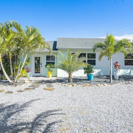 Oasis House: Heated Pool & Spa 300ft Walk to Beach