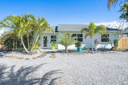 The Oasis House, heated pool/jacuzzi walk to beach