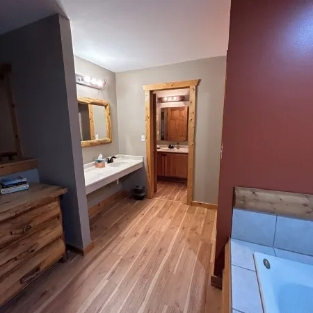 Cozy 2-bedroom cabin steps away from starved rock state park